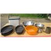 Image 1 : LOT OF KITCHEN ITEMS (2 X STEEL BOWLS, SMALL COLEMAN COOLER, ETC)