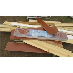 LOT OF FLOORING (VARIOUS TYPES, WOOD, LAMINATE, BASEBOARDS, ETC) *VARIOUS LENGTHS*