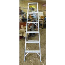 STEP LADDER (ALUMINUM) *REPAIR SHOWN*