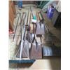 Image 1 : LOT OF ASSORTED YARD TOOLS (SHOVELS, ROOF SCRAPERS, RAKES, ETC…)