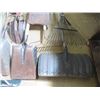 Image 2 : LOT OF ASSORTED YARD TOOLS (SHOVELS, ROOF SCRAPERS, RAKES, ETC…)