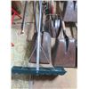 Image 3 : LOT OF ASSORTED YARD TOOLS (SHOVELS, ROOF SCRAPERS, RAKES, ETC…)