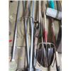Image 4 : LOT OF ASSORTED YARD TOOLS (SHOVELS, ROOF SCRAPERS, RAKES, ETC…)