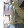 Image 5 : LOT OF ASSORTED YARD TOOLS (SHOVELS, ROOF SCRAPERS, RAKES, ETC…)