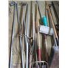Image 7 : LOT OF ASSORTED YARD TOOLS (SHOVELS, ROOF SCRAPERS, RAKES, ETC…)