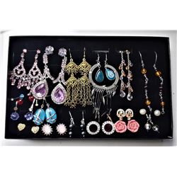 6)  LOT OF 15 ASSORTED FASHION EARRINGS