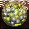 Image 1 : SHOWHOME GLOBE VASE WITH CHRISTMAS TREE BALLS
