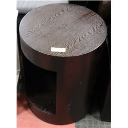 SHOWHOME ROUND WOOD TONE END TABLE. FURNITURE