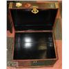 Image 2 : LARGE DECORATIVE WOOD/BRASS STORAGE TRUNK -