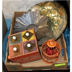 SHOWHOME FLAT OF ASSORTED ORNAMENTS