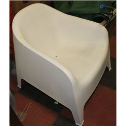 WHITE PLASTIC OUTDOOR CHAIR