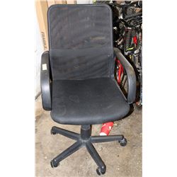 BLACK OFFICE CHAIR ON WHEELS