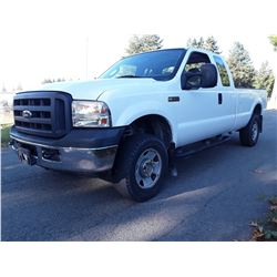 G6 --  2006 FORD F250 , White , 202840  KM's