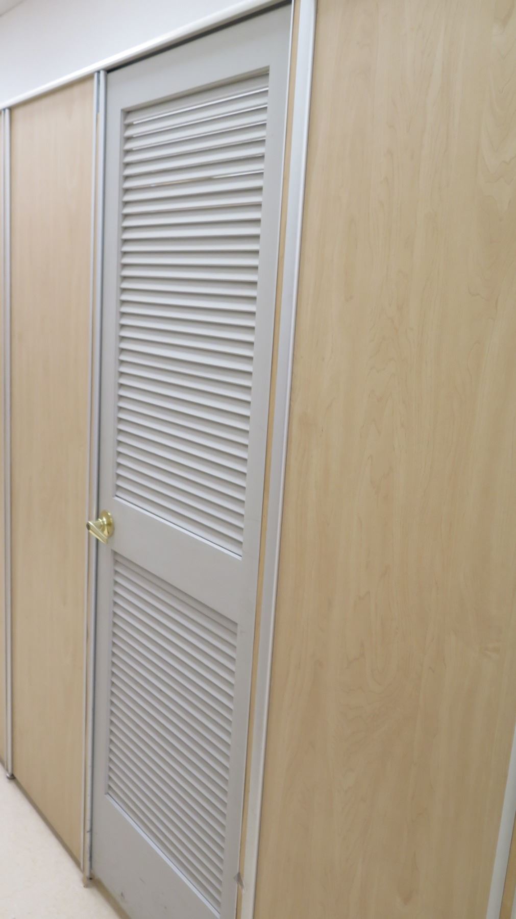 Qty 7 Fitting Rooms W Locking Doors Inside Corner Shelf