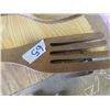 Image 2 : LOT OF 2 LARGE SPOON AND FORK DECORATIVE ITEMS (35.5" X 5.5")