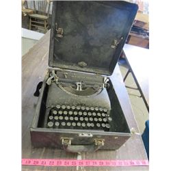 OLD TYPEWRITER ( REMINGTON RAND) *WITH CASE*