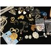 Image 3 : LOT OF ASSORTED ESTATE COSTUME JEWELERY (WITH BOX)