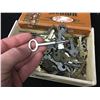 Image 5 : VINTAGE ROYAL BROWN CIGAR BOX WITH LARGE VINTAGE KEY LOT