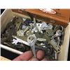 Image 8 : VINTAGE ROYAL BROWN CIGAR BOX WITH LARGE VINTAGE KEY LOT