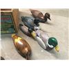 Image 4 : APPLE CRATE WITH DUCK DECOR AND DECOY