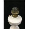 Image 2 : ALADDIN WHITE LINCOLN DRAPE OIL LAMP