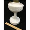 Image 3 : ALADDIN WHITE LINCOLN DRAPE OIL LAMP