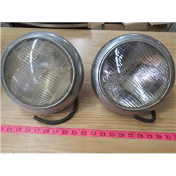 LOT OF 2 HEADLIGHTS (VINTAGE) *UNKNOWN YEAR OR MODEL* (1 CRACKED)