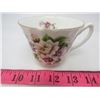 Image 10 : LOT OF ASSORTED TEA CUPS AND PLATES