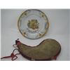 Image 1 : LOT INCLUDING POWDER HORN DRINK BAG AND PROMOTIONAL PLATE (FRIEDMANS EXCHANGE, MONT NEBO)