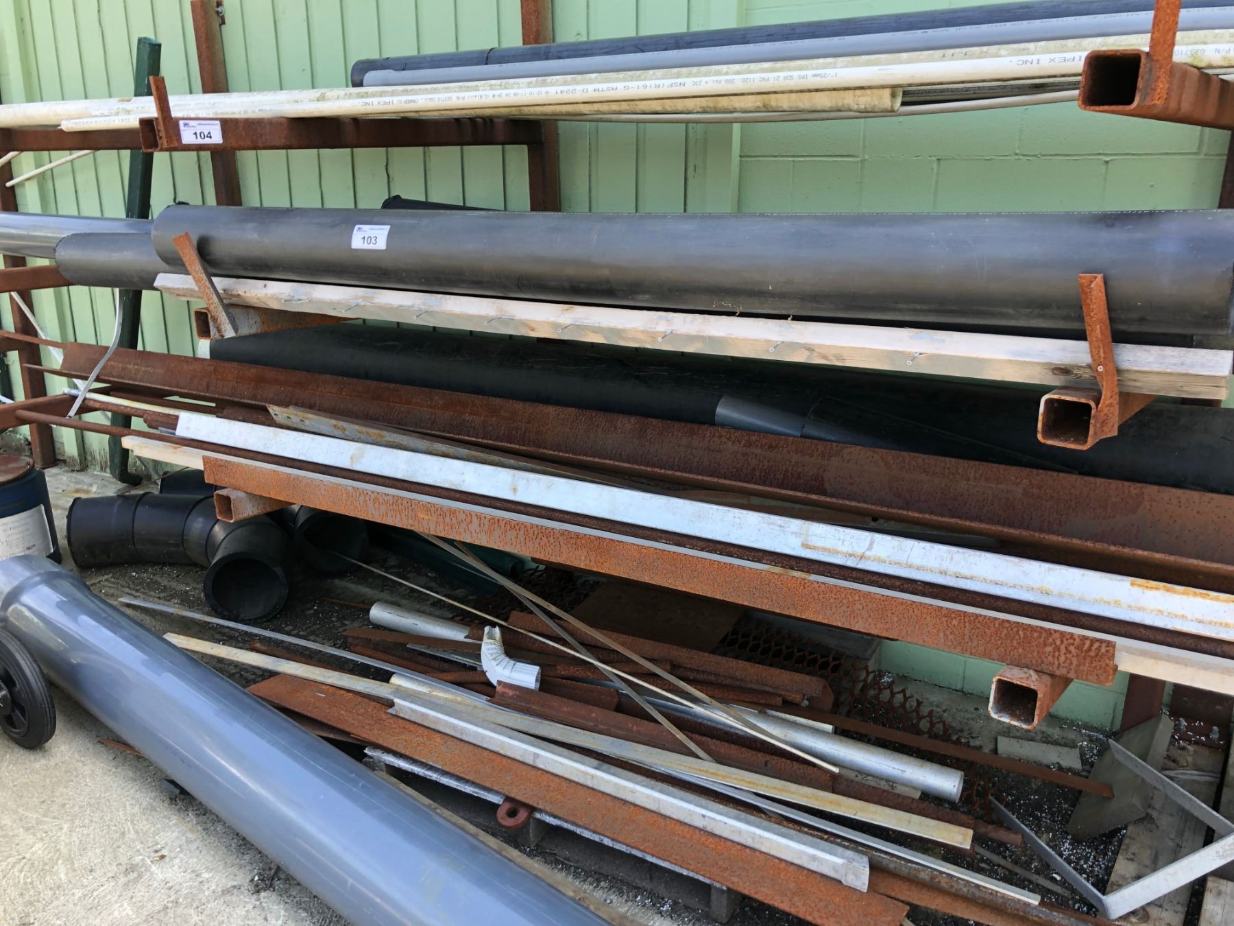 CONTENTS OF WALLMOUNT STOCK RACK