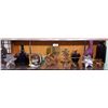 Image 1 : SHELF LOT ASSORTED DÉCOR ITEMS