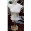 Image 1 : COUNTER TOP MANNEQUIN DISPLAY