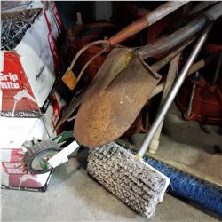 BUNDLE OF GARDEN TOOLS