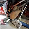 Image 1 : BUNDLE OF GARDEN TOOLS