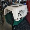 Image 3 : TAN AND GREEN PET CARRIER