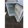 Image 3 : GOLD STAR BAR FRIDGE