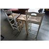 Image 6 : 3 RUSH SEAT BAR STOOLS