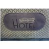 Image 5 : KINGSIZE BEAUTYREST HOTEL DIAMOND 4, HI LOFT PILLOW TOP MATTRESS, 90 DAY RETURN, VISIBLE STAINS