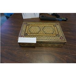 VINTAGE INLAID LINED BOX