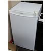 Image 1 : DANBY MINI FRIDGE 18 X 33 X 19