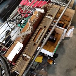 METAL LEVEL AND SAW GUIDE