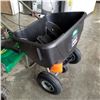 Image 2 : SCOTTS TURF BUILDER PRO GARDEN SPREADER