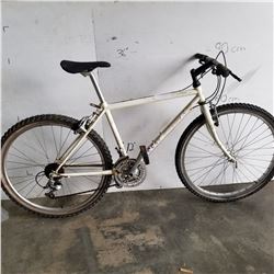 WHITE ROCKY MOUNTAIN BIKE