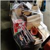 Image 1 : PALLET OF ASSORTED ESTATE COLLECTIBLES AND HOUSEHOLD ITEMS