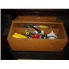 Image 2 : 3 HOCKEY STICKS AND BOX OF TOOLS