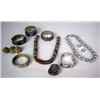 Image 1 : A MISCELLANEOUS GROUP OF JEWELRY INCLUDING ITEMS 