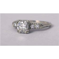 A 14K WHITE GOLD AND DIAMOND ENGAGEMENT RING