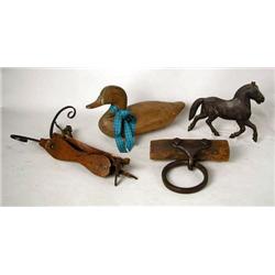 A MISCELLANEOUS GROUP OF DECORATIVE ITEMS Compris