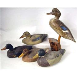 AN ASSORTED GROUP OF MALLARD DECOYS AND CARVINGS 