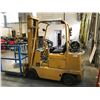 Image 2 : CATERPILLAR T40B 4000LB 2 STAGE MANUAL PROPANE FORKLIFT **MUST REMAIN ON SITE UNTIL FRIDAY, PROPANE